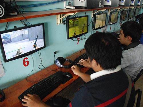 trẻ em học bạo lực trong game
